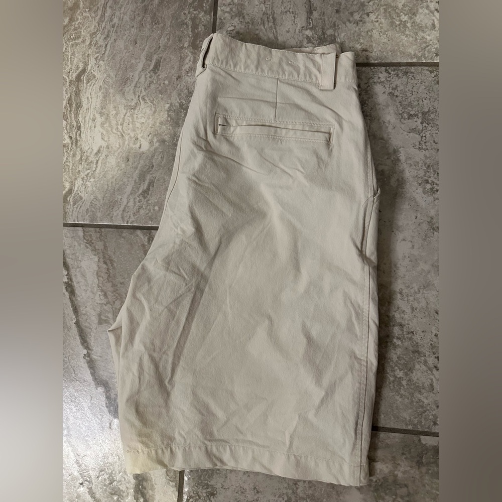Underarmour flat front Beige Casual Shorts